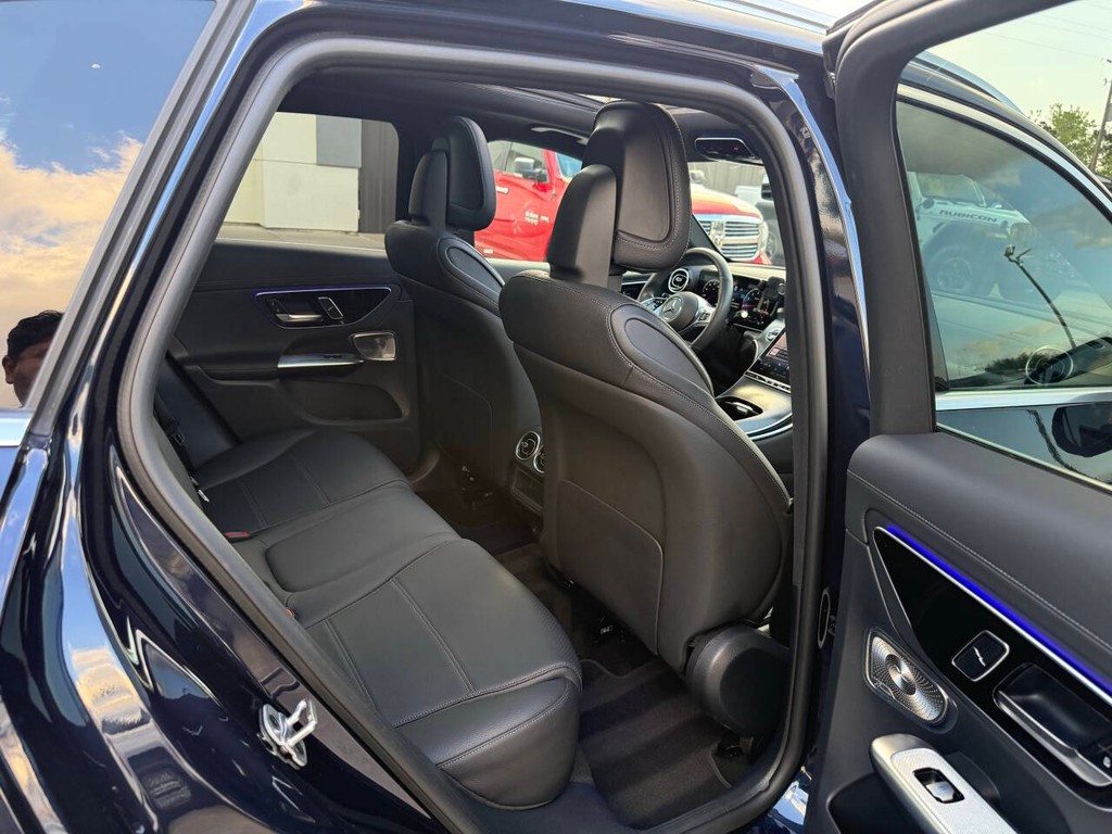 Mercedes-Benz GLC Vehicle Full-screen Gallery Image 15