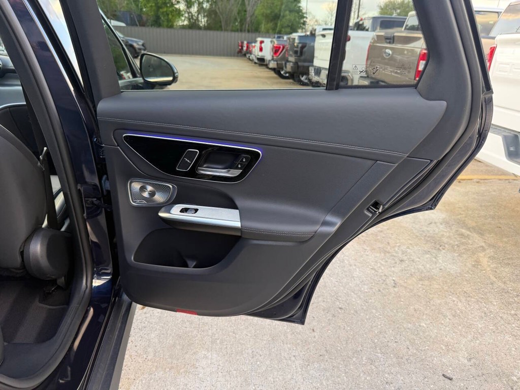 Mercedes-Benz GLC Vehicle Full-screen Gallery Image 16