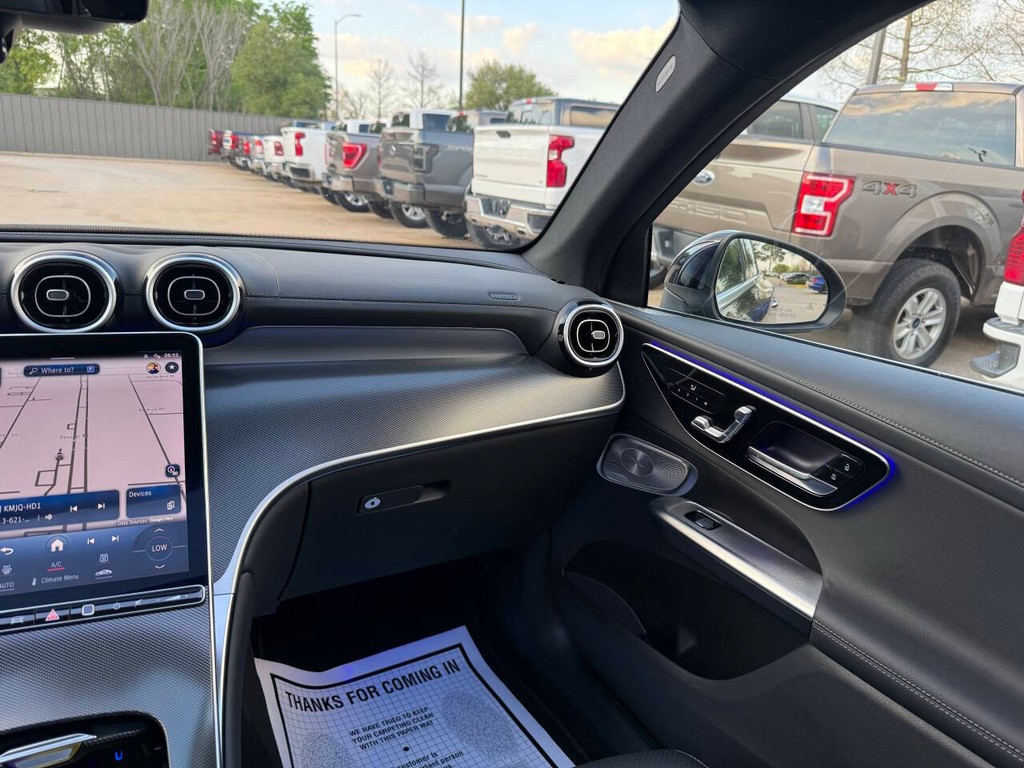 Mercedes-Benz GLC Vehicle Full-screen Gallery Image 20