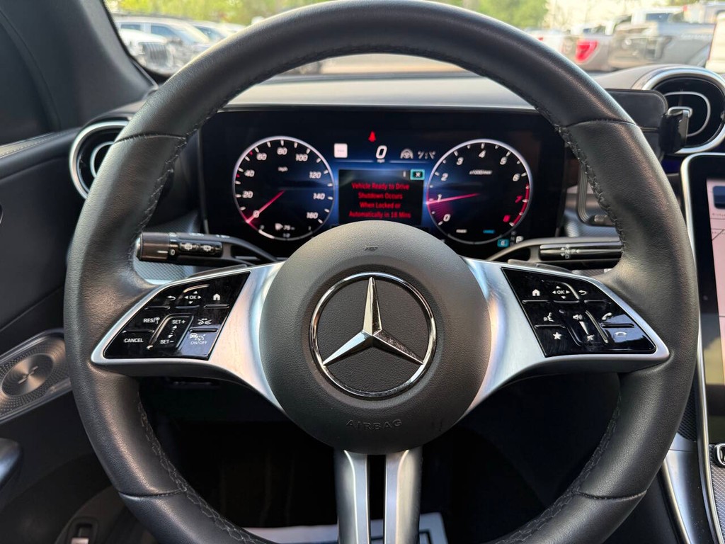 Mercedes-Benz GLC Vehicle Full-screen Gallery Image 23