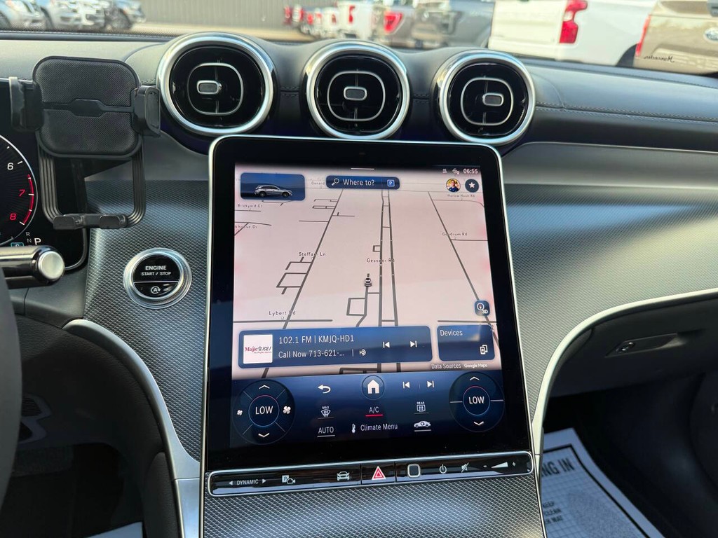 Mercedes-Benz GLC Vehicle Full-screen Gallery Image 24