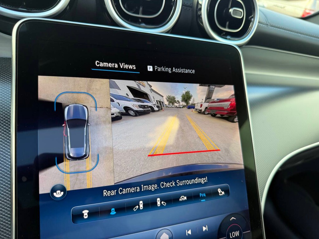 Mercedes-Benz GLC Vehicle Full-screen Gallery Image 26