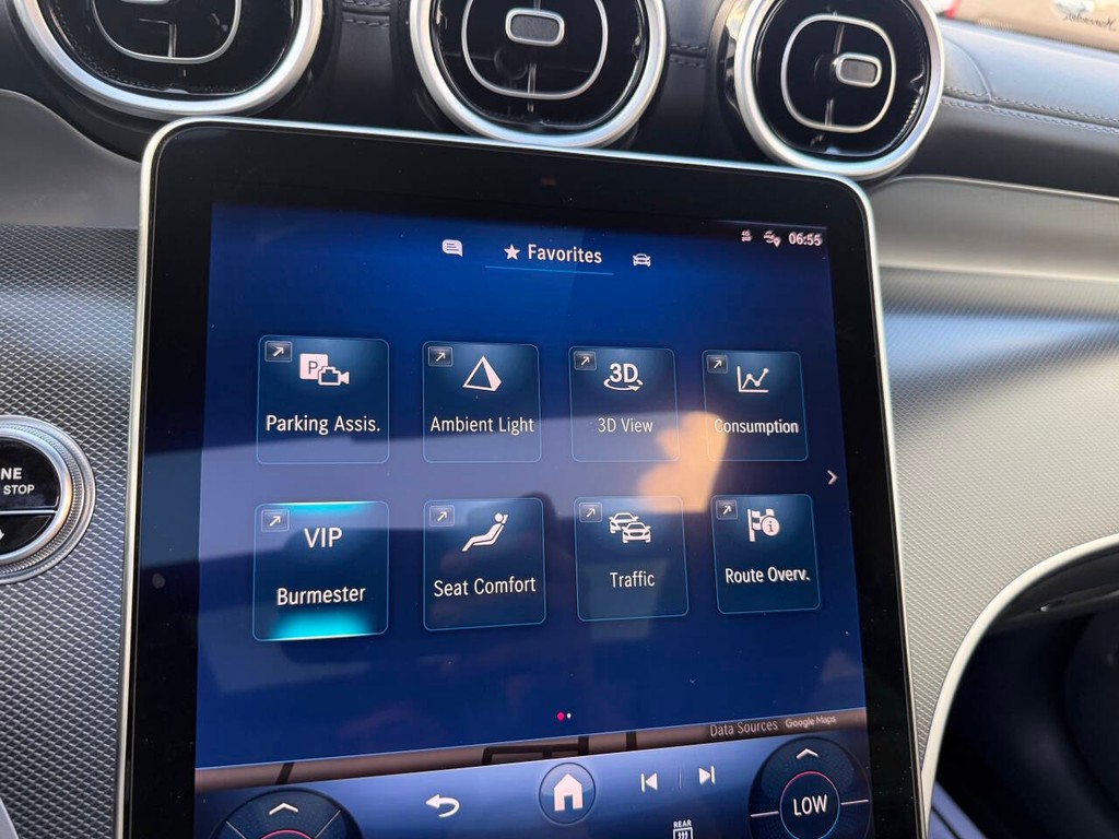 Mercedes-Benz GLC Vehicle Full-screen Gallery Image 27