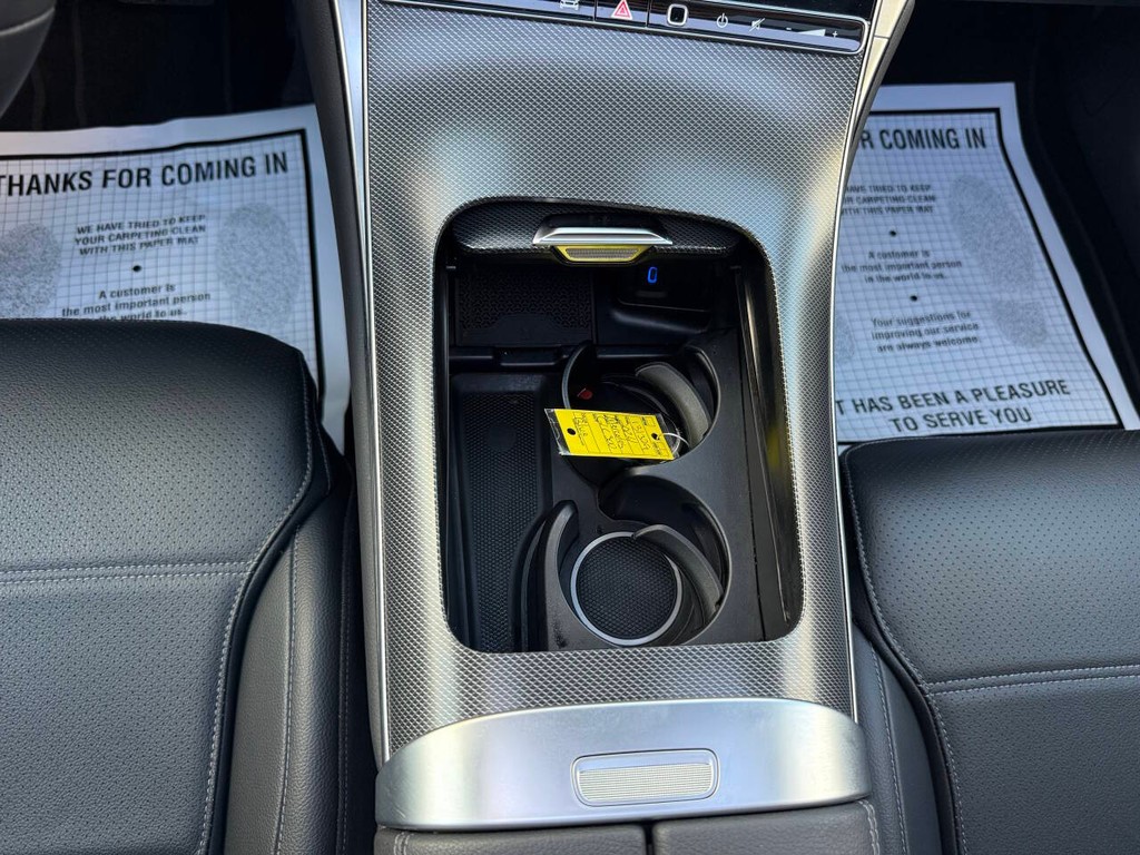 Mercedes-Benz GLC Vehicle Full-screen Gallery Image 29