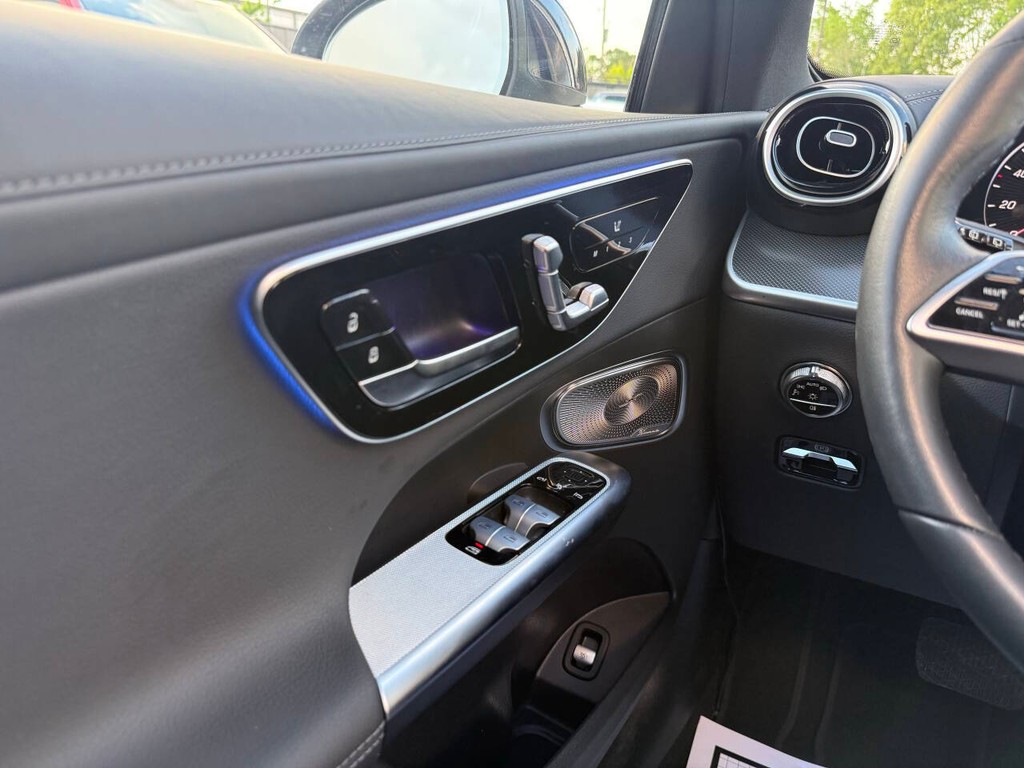 Mercedes-Benz GLC Vehicle Full-screen Gallery Image 30