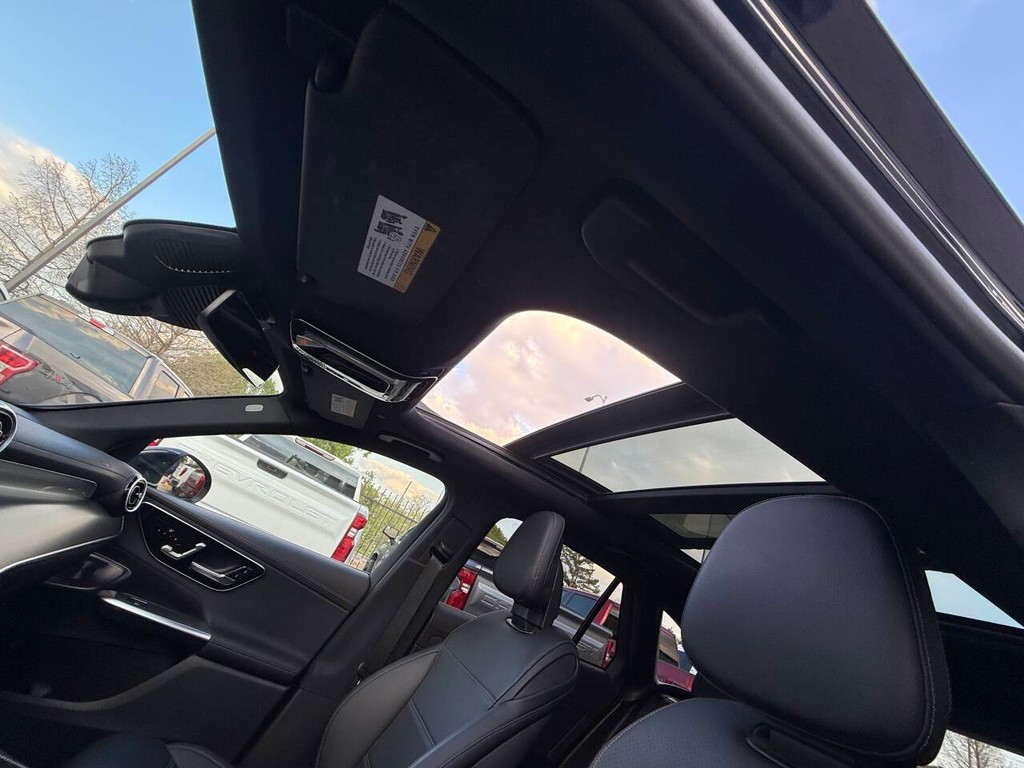 Mercedes-Benz GLC Vehicle Full-screen Gallery Image 31