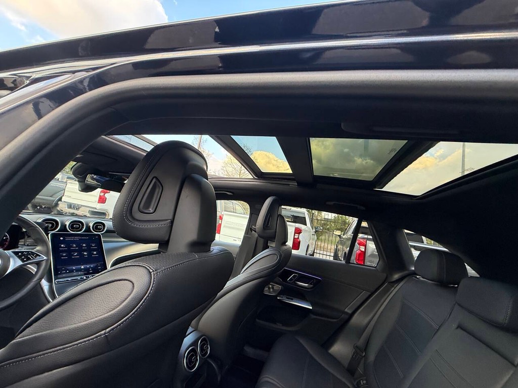 Mercedes-Benz GLC Vehicle Full-screen Gallery Image 32