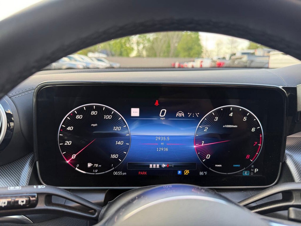 Mercedes-Benz GLC Vehicle Full-screen Gallery Image 33