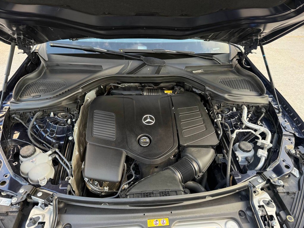 Mercedes-Benz GLC Vehicle Full-screen Gallery Image 36