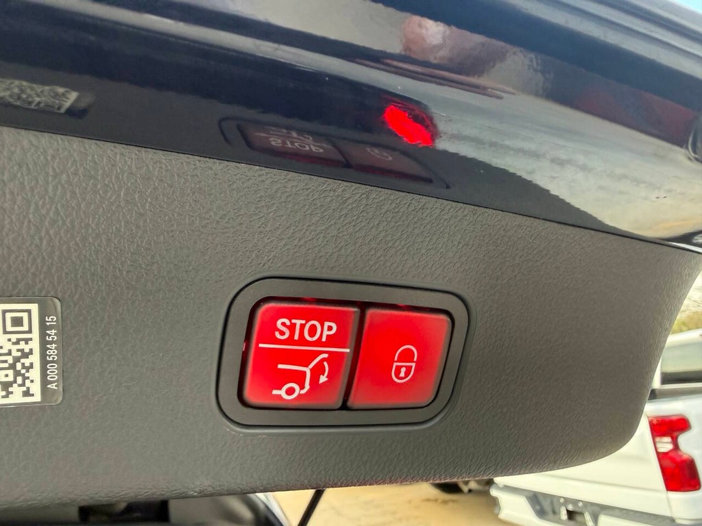 Mercedes-Benz GLC Vehicle Full-screen Gallery Image 39