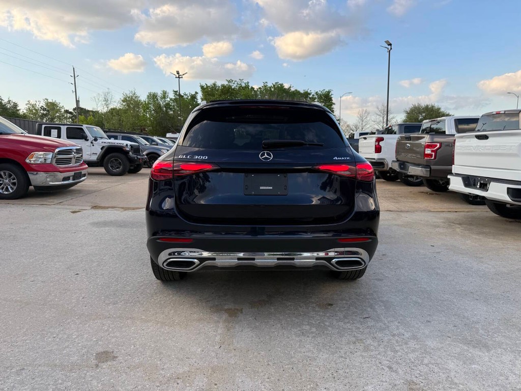 Mercedes-Benz GLC Vehicle Full-screen Gallery Image 40