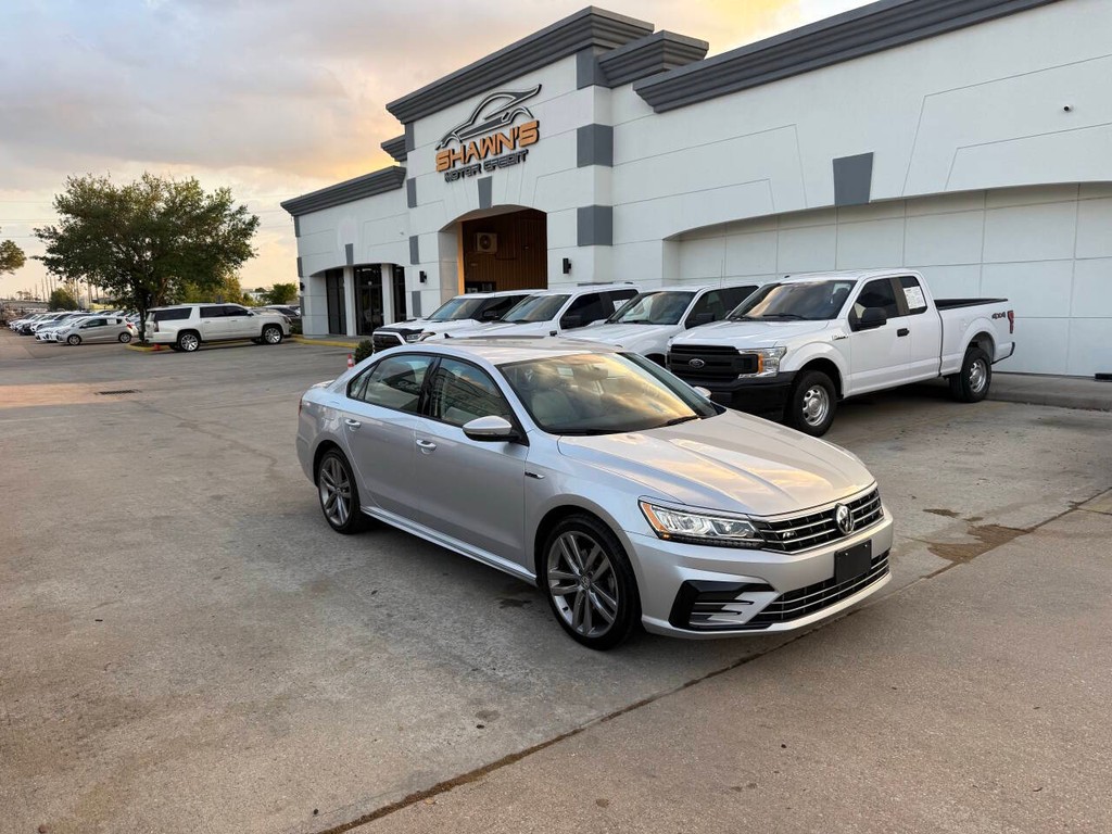 Volkswagen Passat Vehicle Full-screen Gallery Image 02