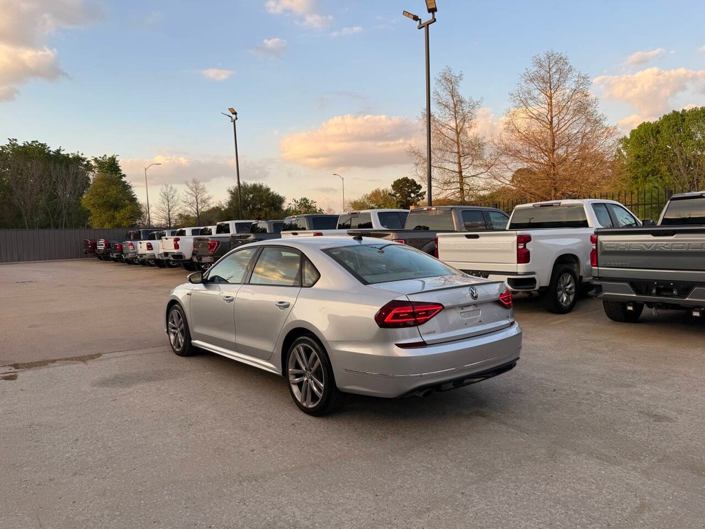 Volkswagen Passat Vehicle Full-screen Gallery Image 04