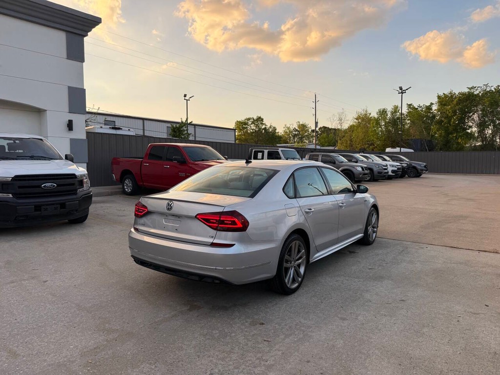 Volkswagen Passat Vehicle Full-screen Gallery Image 05