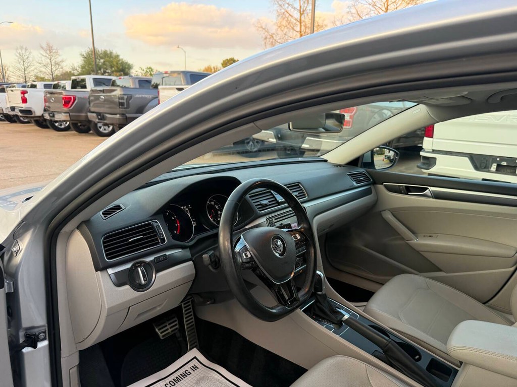 Volkswagen Passat Vehicle Full-screen Gallery Image 06