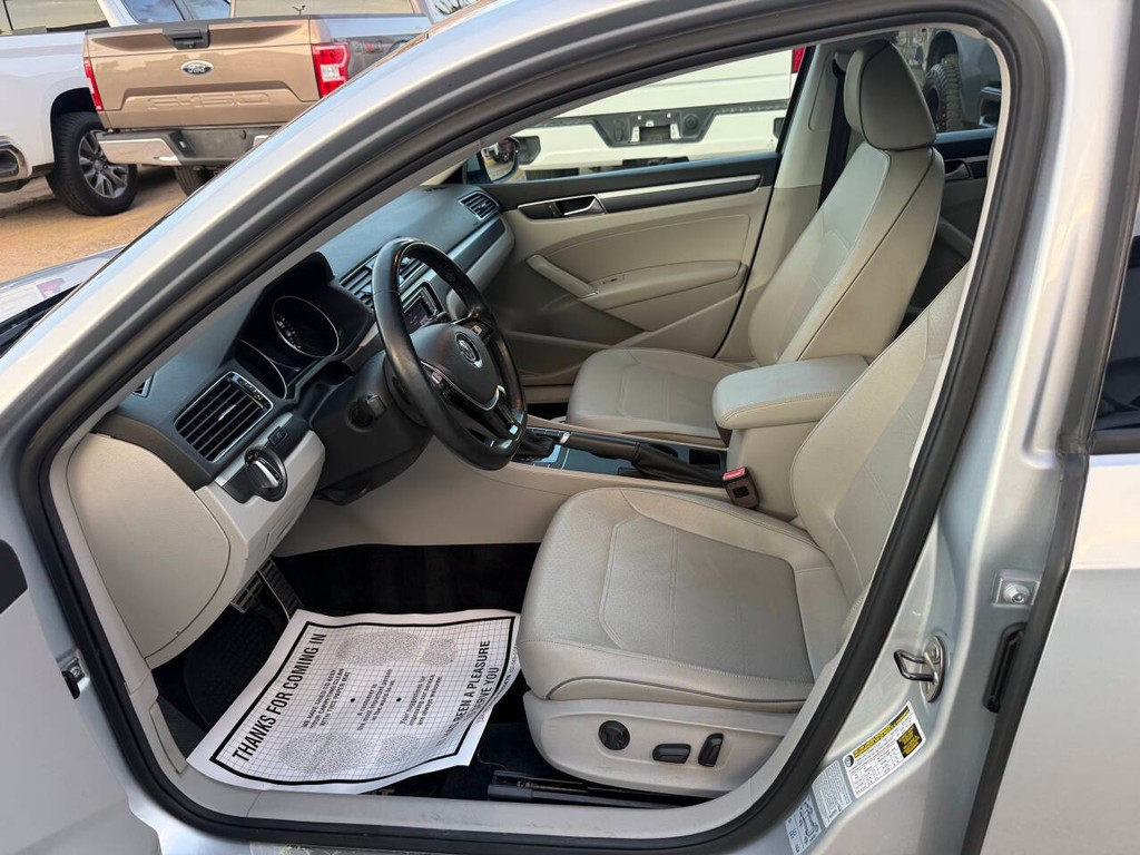 Volkswagen Passat Vehicle Full-screen Gallery Image 07