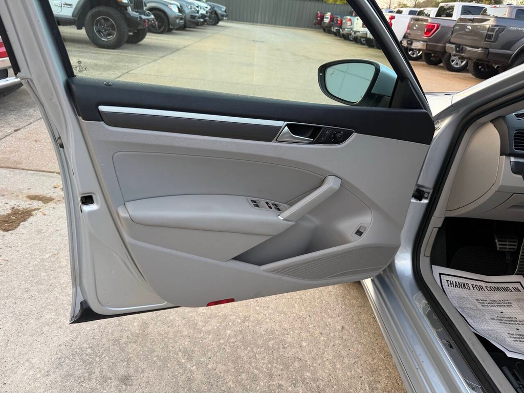 Volkswagen Passat Vehicle Full-screen Gallery Image 08