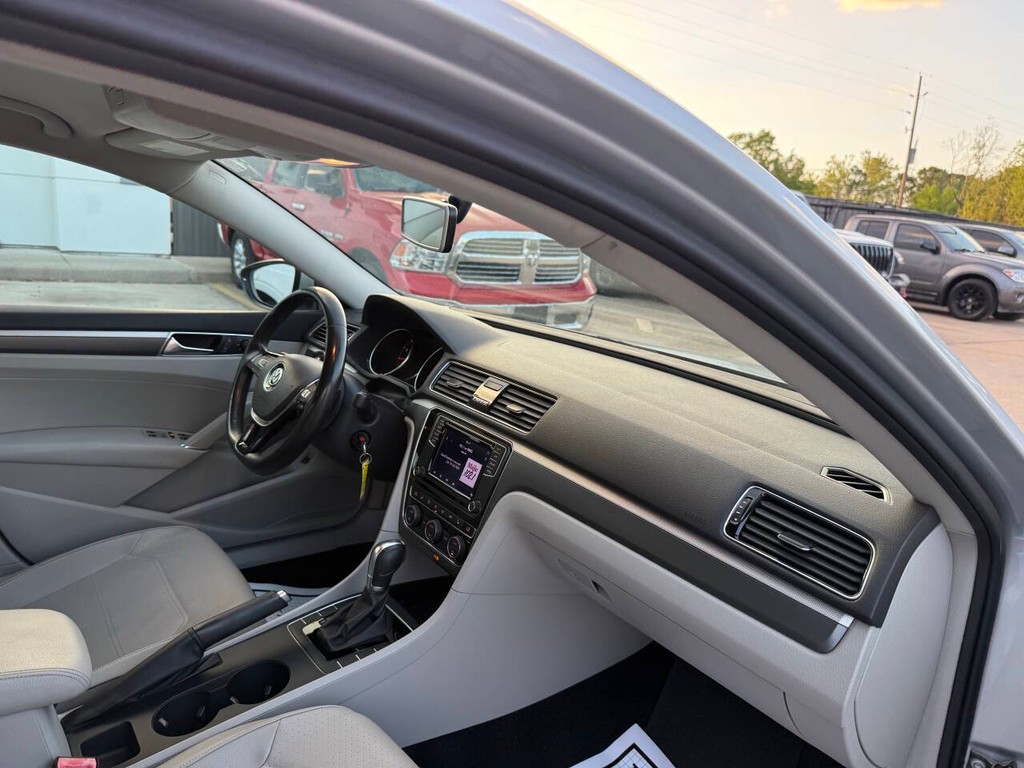 Volkswagen Passat Vehicle Full-screen Gallery Image 09