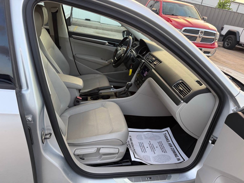 Volkswagen Passat Vehicle Full-screen Gallery Image 10