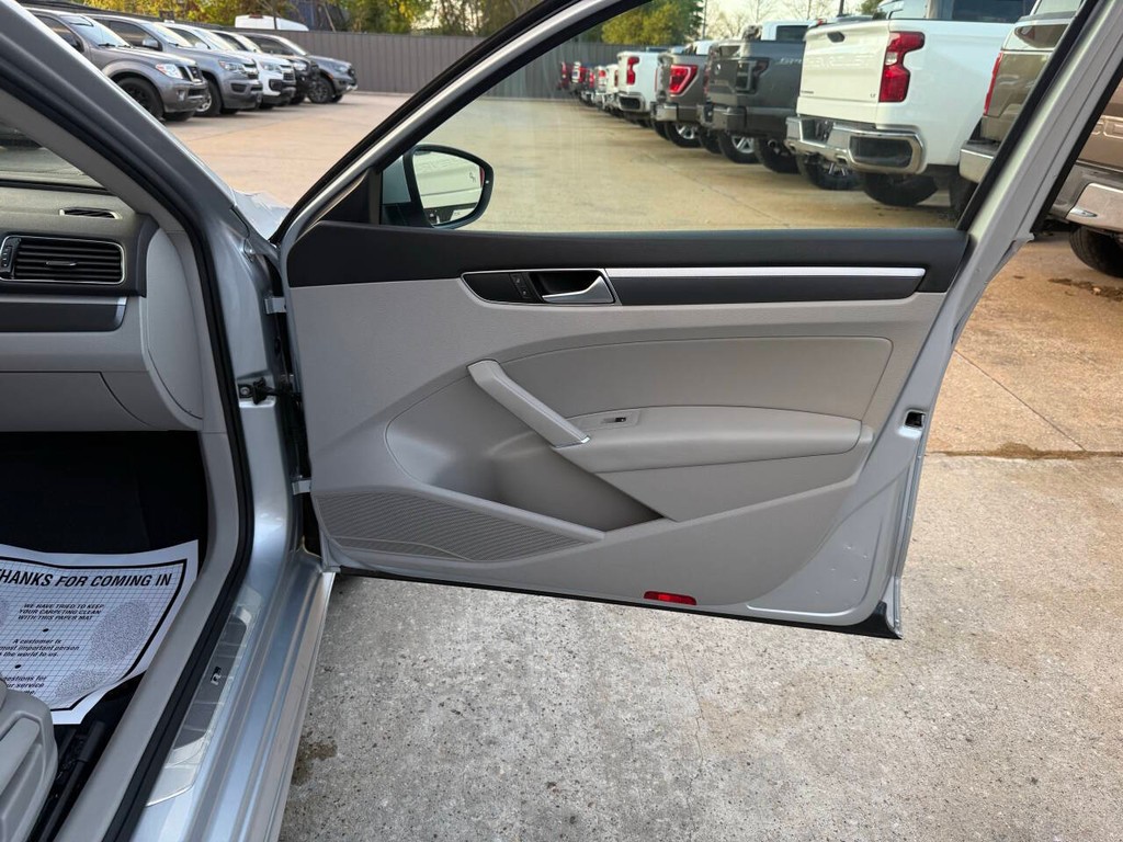 Volkswagen Passat Vehicle Full-screen Gallery Image 11