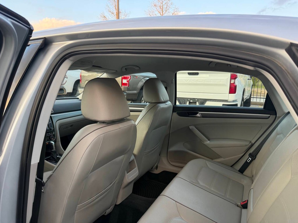 Volkswagen Passat Vehicle Full-screen Gallery Image 12