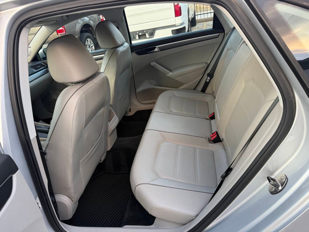 Volkswagen Passat Vehicle Full-screen Gallery Image 13