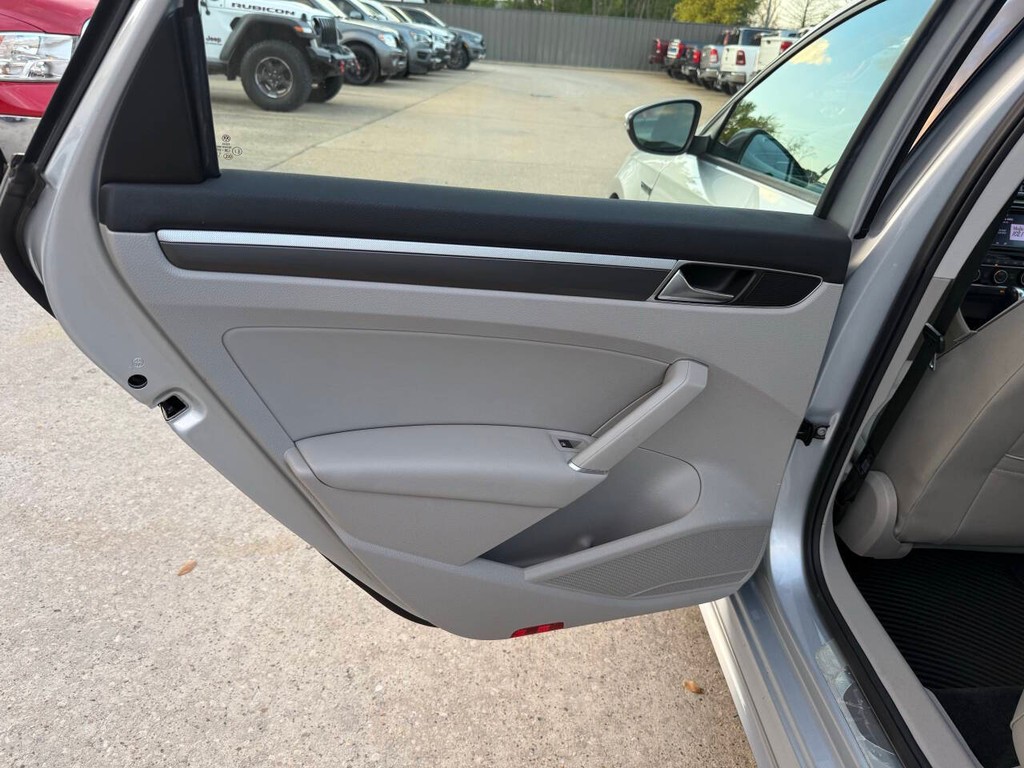 Volkswagen Passat Vehicle Full-screen Gallery Image 14