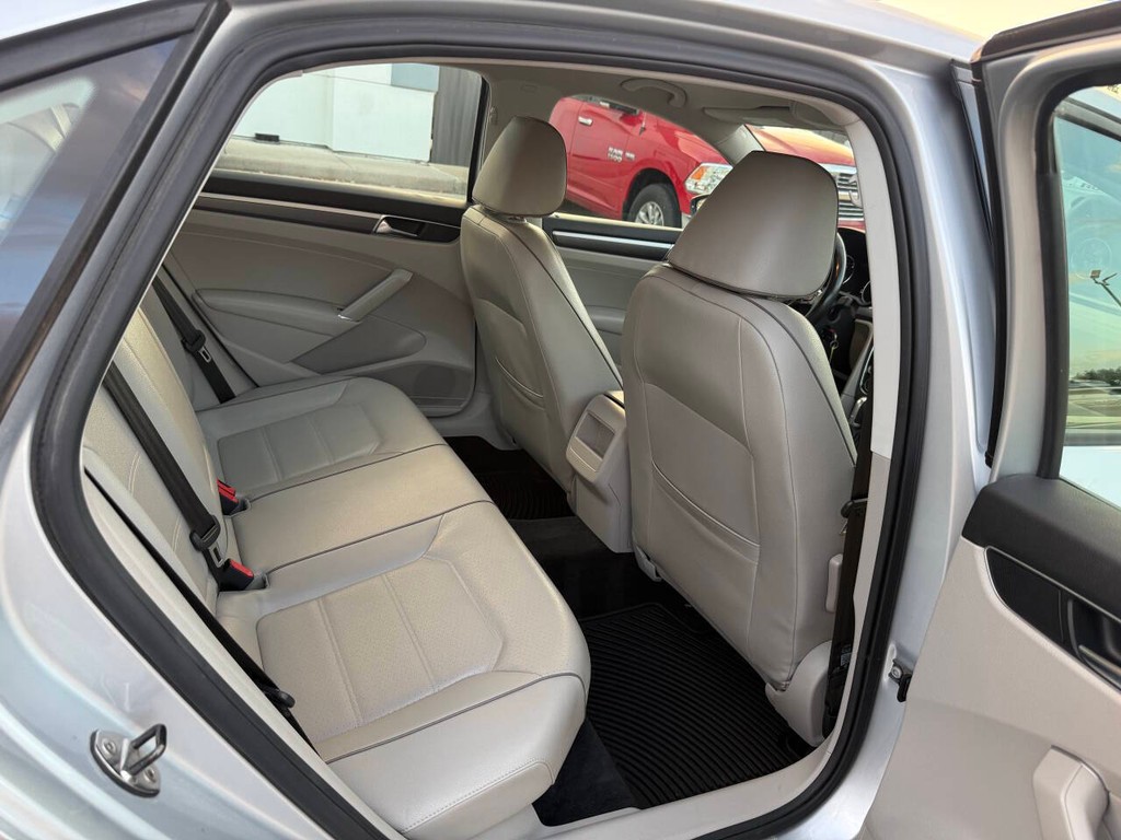 Volkswagen Passat Vehicle Full-screen Gallery Image 15