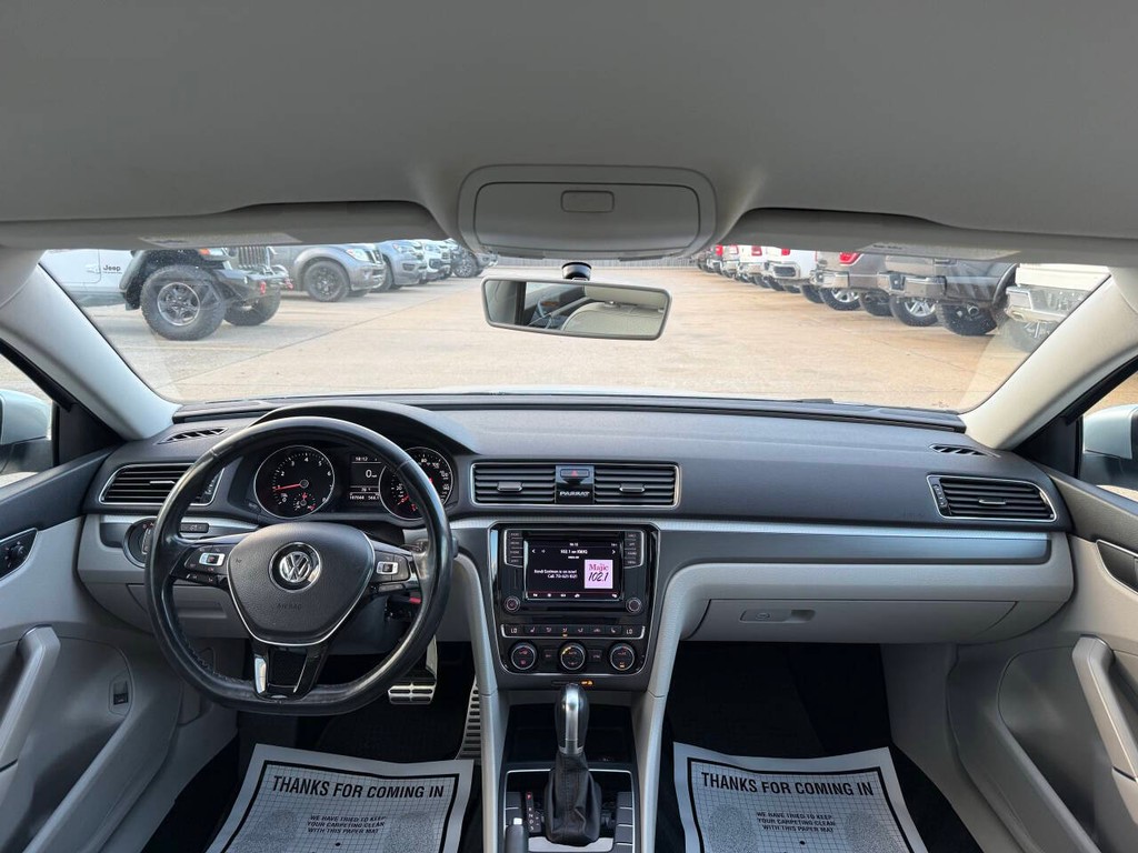 Volkswagen Passat Vehicle Full-screen Gallery Image 17