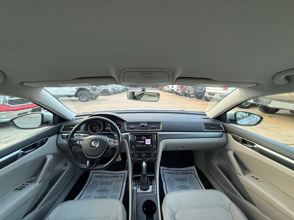 Volkswagen Passat Vehicle Full-screen Gallery Image 18