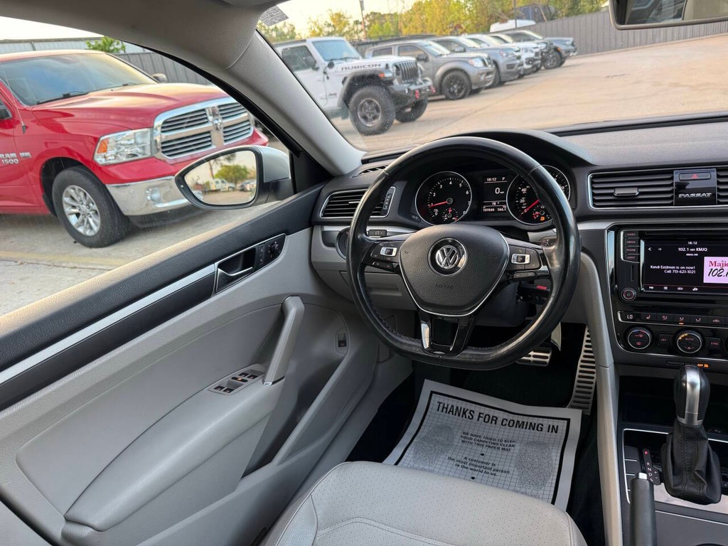 Volkswagen Passat Vehicle Full-screen Gallery Image 19