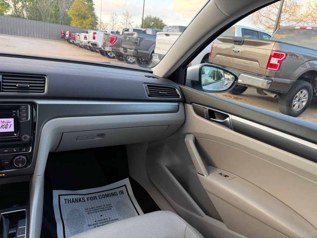 Volkswagen Passat Vehicle Full-screen Gallery Image 20