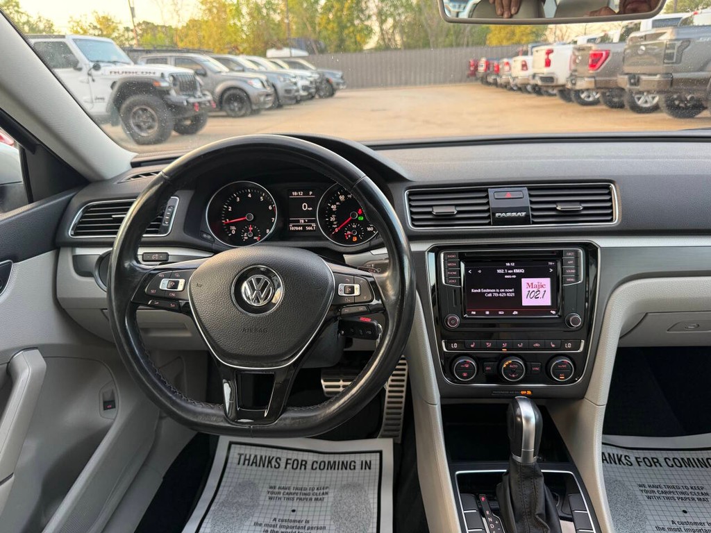 Volkswagen Passat Vehicle Full-screen Gallery Image 21