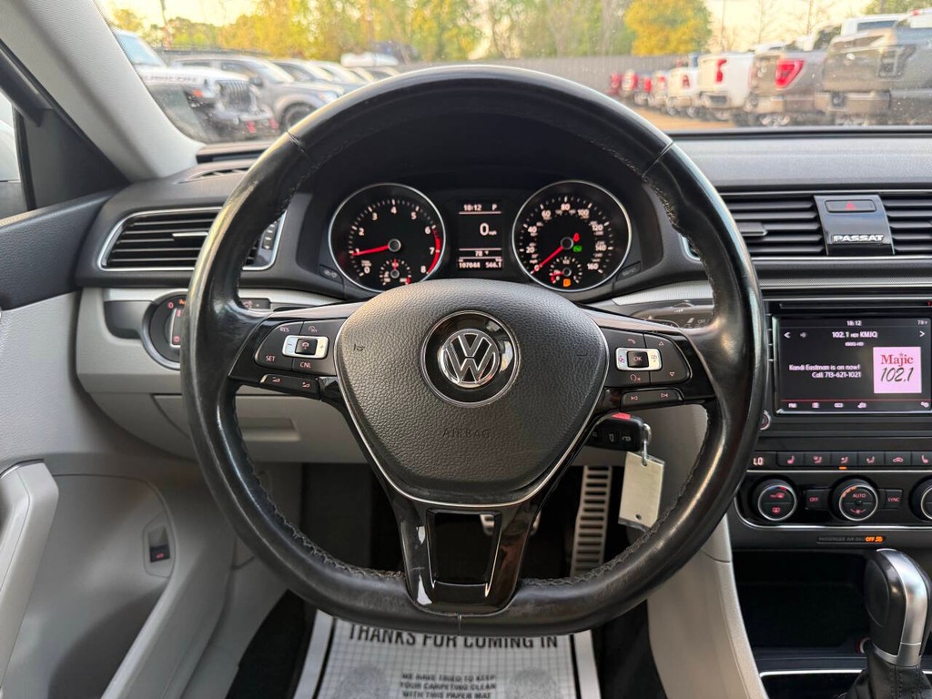 Volkswagen Passat Vehicle Full-screen Gallery Image 22