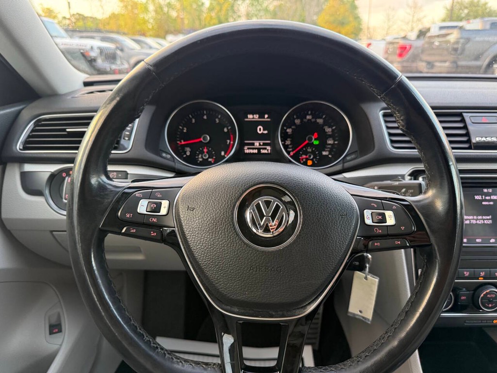 Volkswagen Passat Vehicle Full-screen Gallery Image 23