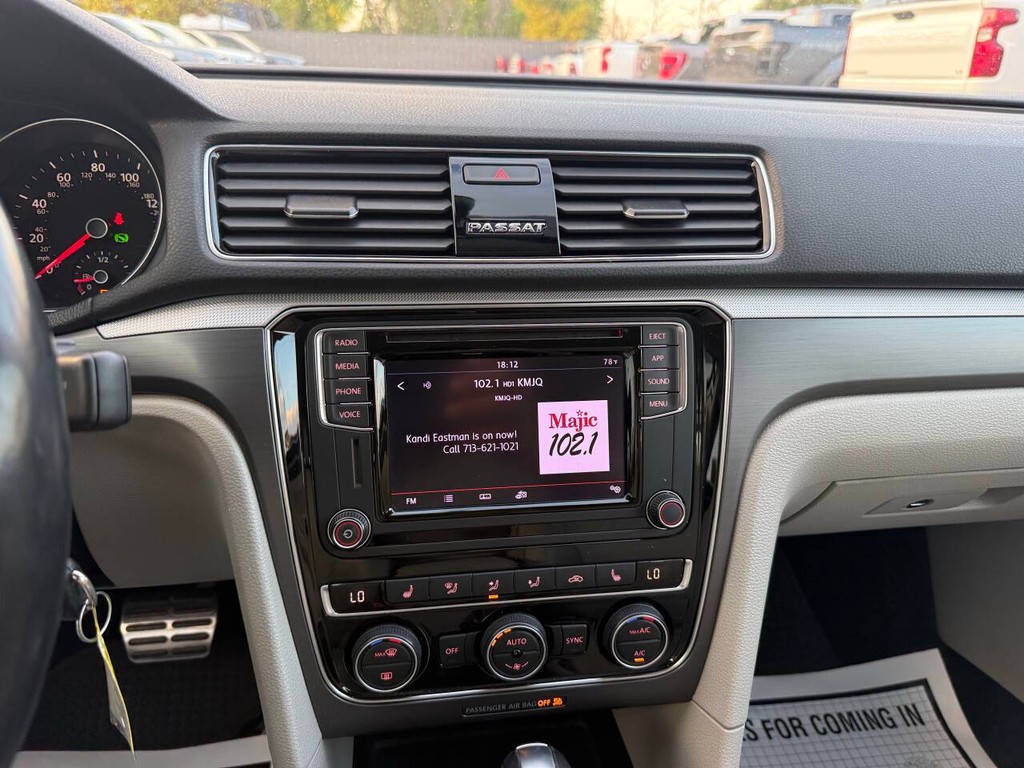 Volkswagen Passat Vehicle Full-screen Gallery Image 24