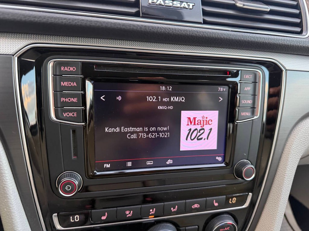 Volkswagen Passat Vehicle Full-screen Gallery Image 25