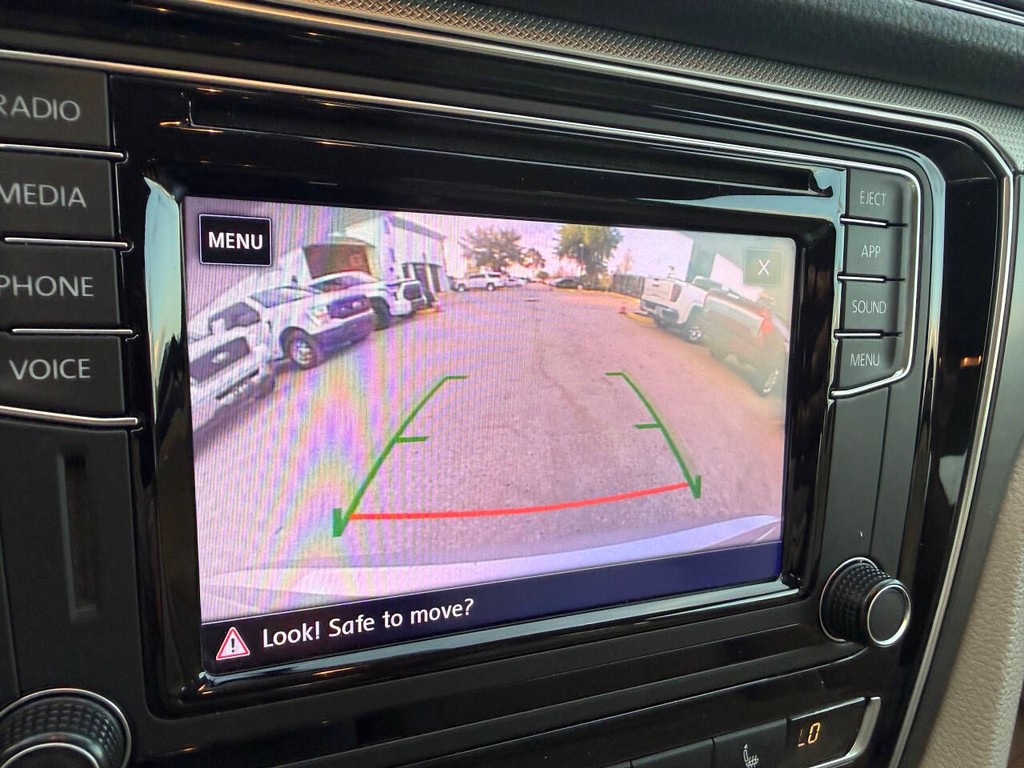 Volkswagen Passat Vehicle Full-screen Gallery Image 26