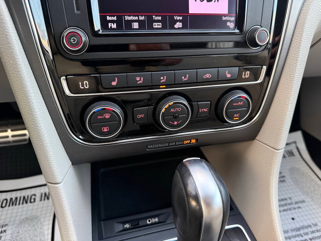 Volkswagen Passat Vehicle Full-screen Gallery Image 27