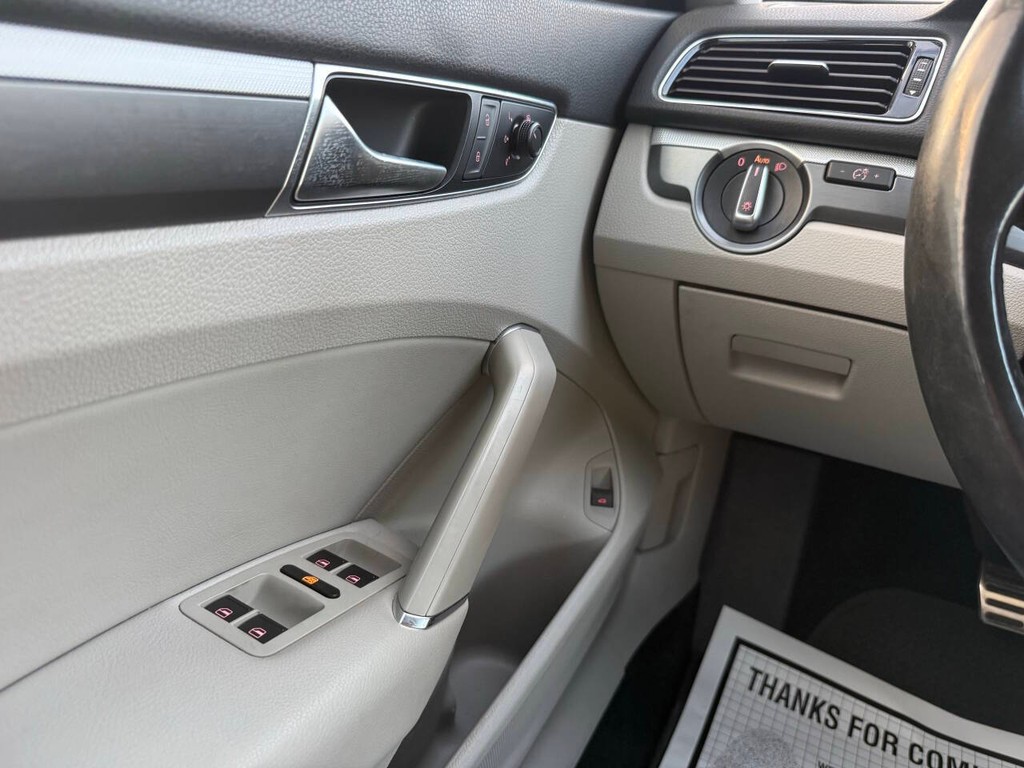 Volkswagen Passat Vehicle Full-screen Gallery Image 29