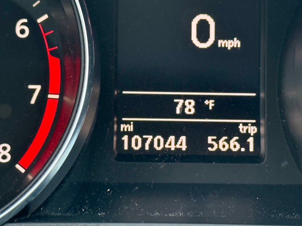 Volkswagen Passat Vehicle Full-screen Gallery Image 30