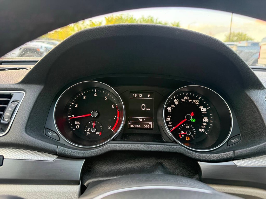 Volkswagen Passat Vehicle Full-screen Gallery Image 31