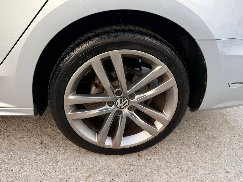 Volkswagen Passat Vehicle Full-screen Gallery Image 34