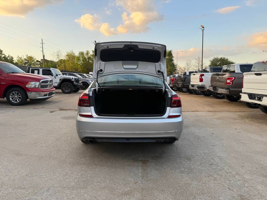 Volkswagen Passat Vehicle Full-screen Gallery Image 35