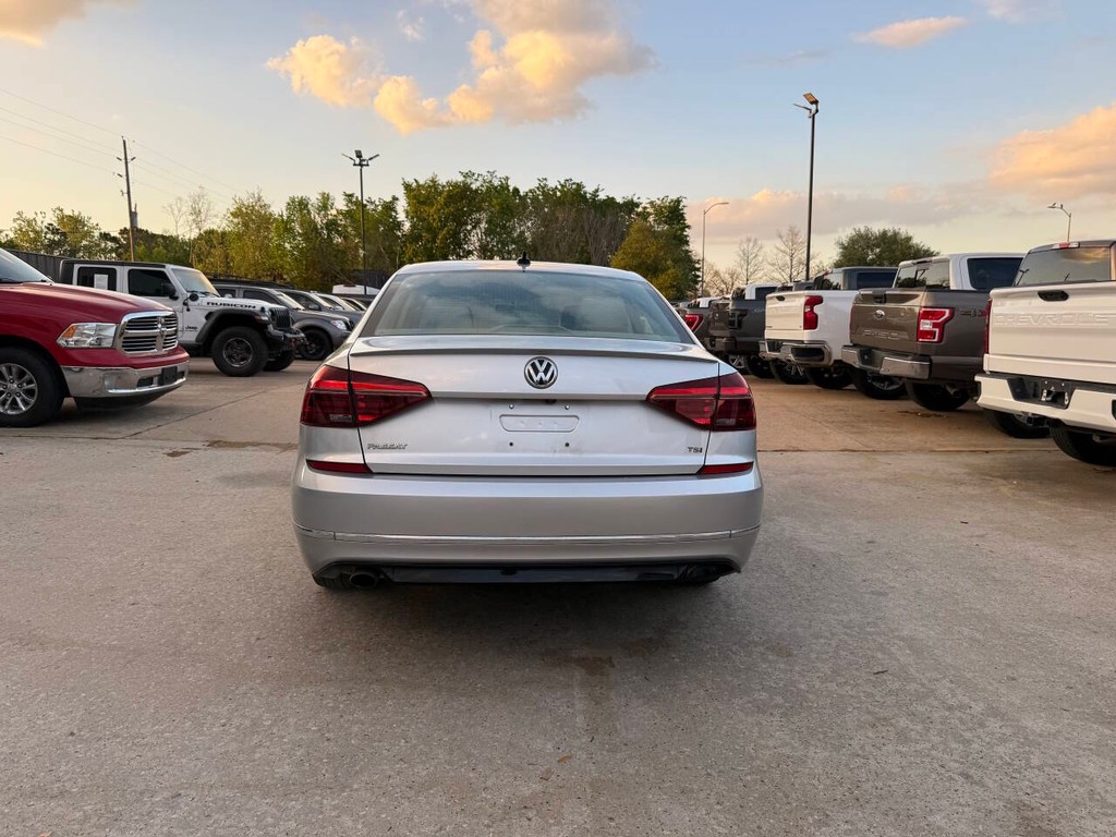 Volkswagen Passat Vehicle Full-screen Gallery Image 36