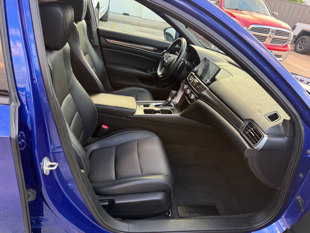 Honda Accord Sedan Vehicle Full-screen Gallery Image 10