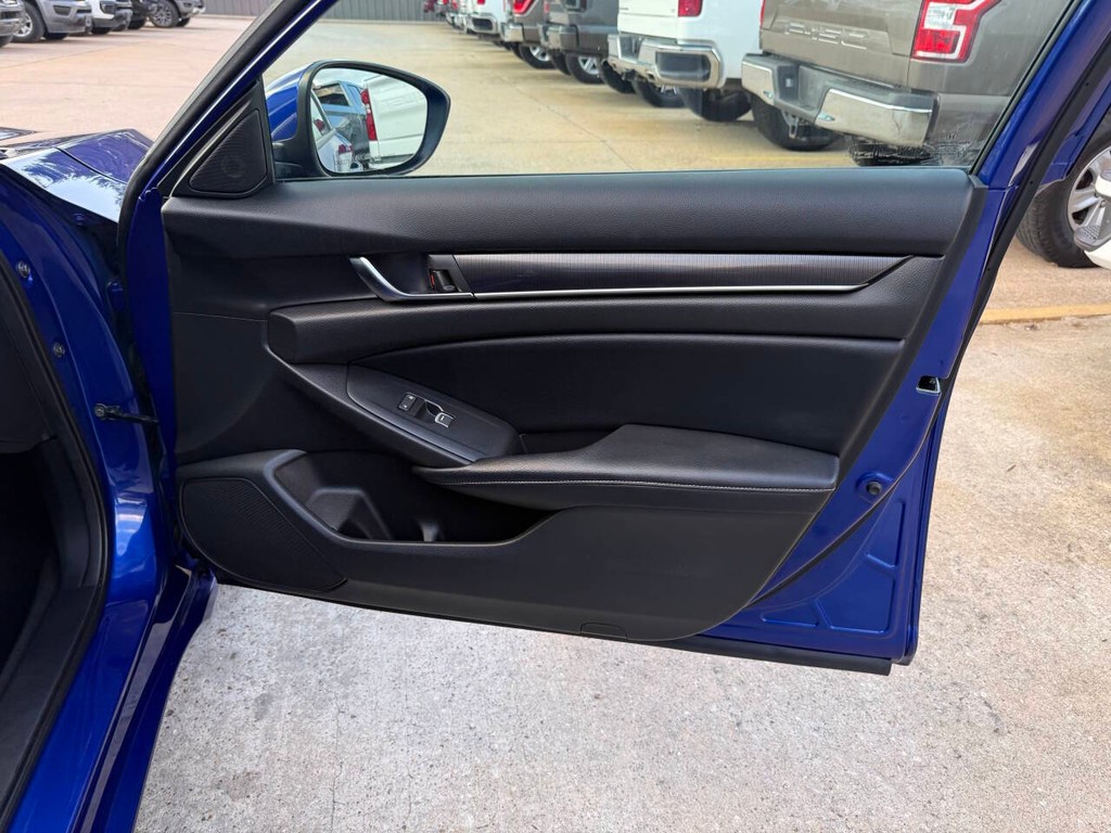 Honda Accord Sedan Vehicle Full-screen Gallery Image 11