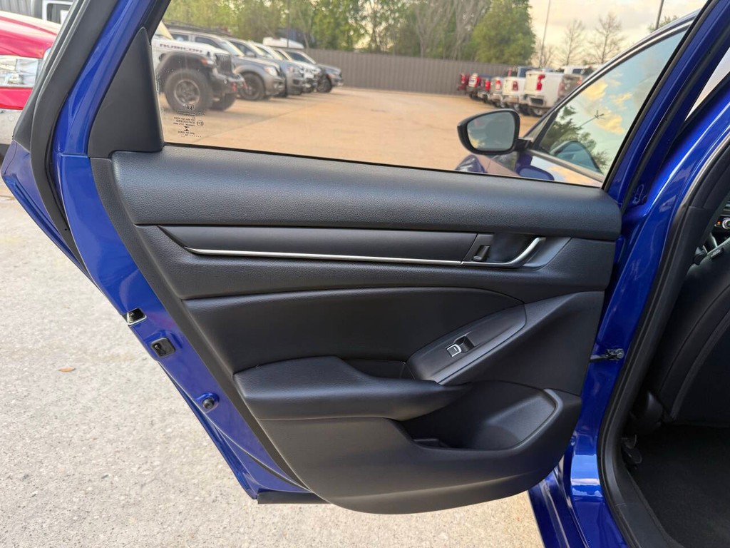 Honda Accord Sedan Vehicle Full-screen Gallery Image 14
