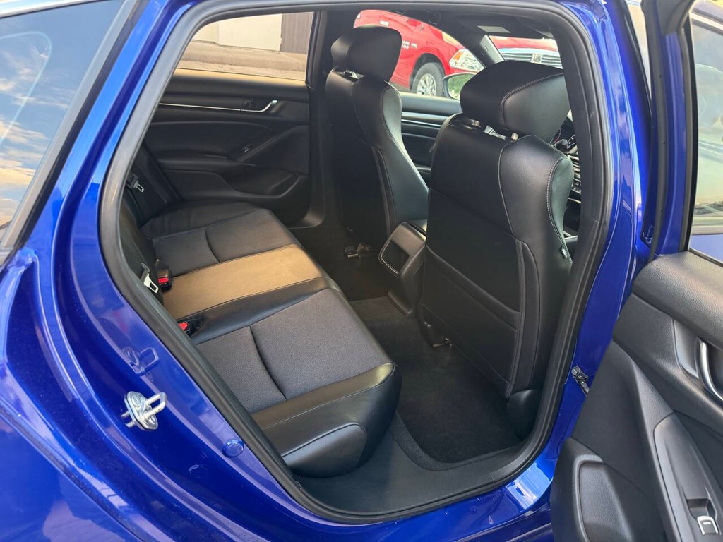 Honda Accord Sedan Vehicle Full-screen Gallery Image 15