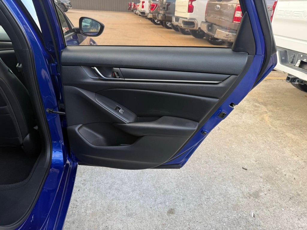 Honda Accord Sedan Vehicle Full-screen Gallery Image 16